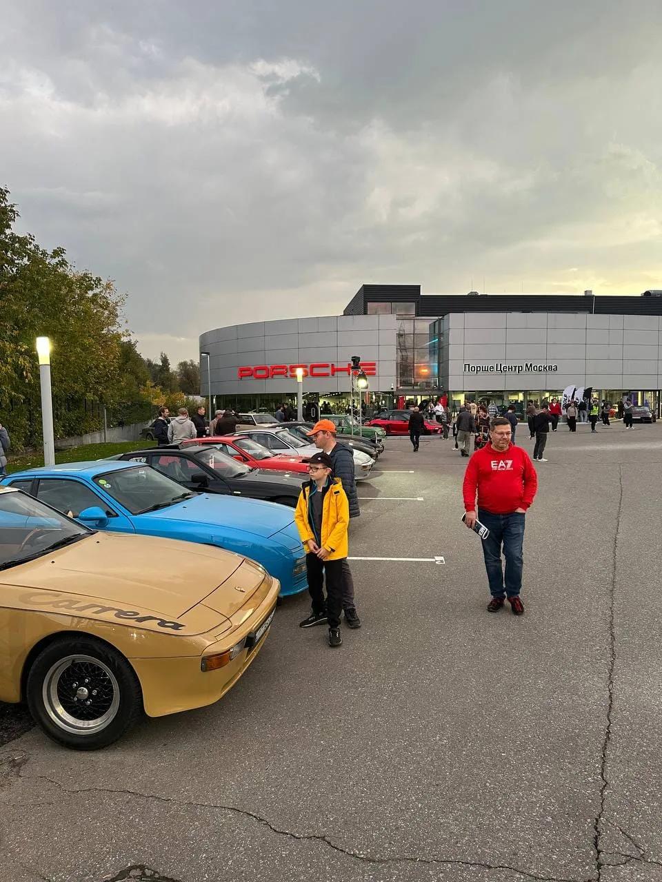 Золотистый 944 Carrera и голубой 944 у входа в Порше Центр Москва